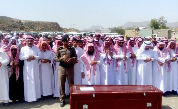 محافظ محايل يستقبل جثمان شهيد الواجب(العسيري)وينقل تعازي القيادة لذويه