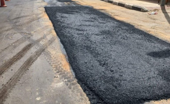 بلدية بيشة تعالج الهبوطات والحُفر بطرق المحافظة