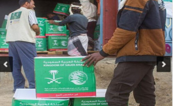 مركز الملك سلمان للإغاثة يوزع أكثر من 100 طن من السلال الغذائية في مديرية المعافر بتعز