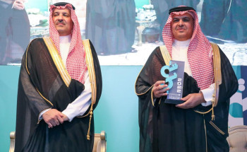 أمير منطقة المدينة المنورة يُكرّم مدير عام فرع وزارة الموارد البشرية والتنمية الاجتماعية