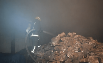 الدفاع المدني يخمد حريقاً في مستودع فحم بحي العزيزية.. ولا إصابات