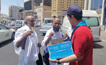 (25)ألف عبوة ماء وزعتها كشافة التعليم لضيوف بيت الله الحرام