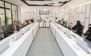 وفد وزارة الصحة اليمنية ومنظمة الصحة العالمية يشيد بقدرات المركز الوطني للأزمات والكوارث