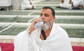 وزارة الشؤون الإسلامية توزع 150 ألف عبوة ماء باردة على ضيوف الرحمن في يوم عرفة