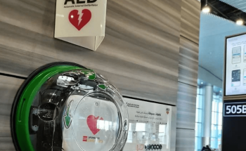 جهاز إنعاش القلب الكهربائي AED يسهم في إنقاذ حياة مسافر بمطار الملك خالد الدولي