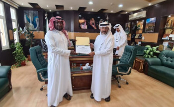 الويمني يكرم مدير ادارة الاسواق والمسالخ سابقا والعاملين في مهرجان العنب والفواكه الموسمية