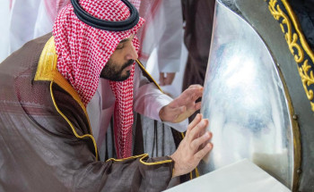نيابة عن خادم الحرمين الشريفين.. سمو ولي العهد يتشرف بغسل الكعبة المشرفة