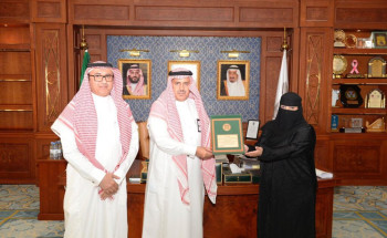 رئيس جامعة الملك خالد يكرم طالبة مخترعة حصلت على ذهبية معرض “KIWE” 2022 بكوريا