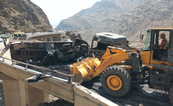 الهلال الأحمر بالباحة يباشر حادث تصادم مروع بين شاحنتين في عقبة الملك فهد