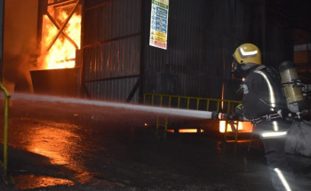 حريق في مصنع حديد بالدمام.. و”المدني” يتدخل ويخمده وينقذ شخصيْن