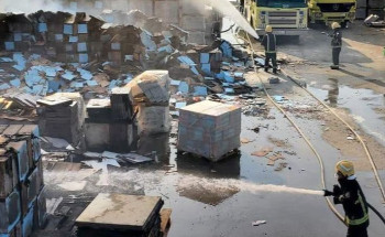 الدفاع المدني بالدمام يُخمد حريقًا بمستودع سيراميك