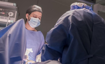 120 دقيقة جراحية تنقذ صدر مقيم اخترقه مسمار