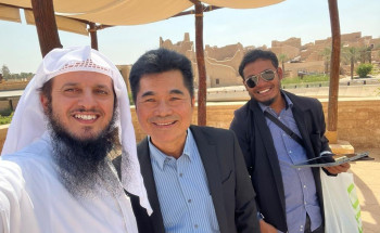 “حوار الأديان” يثمر عن إسلام رجل أعمال تايلندي وعائلته في الرياض