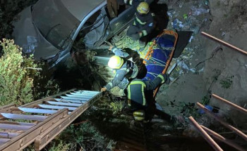 “الدفاع المدني” ينقذ شخصاً سقطت مركبته في بئر بخميس مشيط