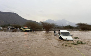 “مدني المدينة” ينقذ عائلة من 5 أشخاص احتُجزوا داخل مركبة في سيل شعيب