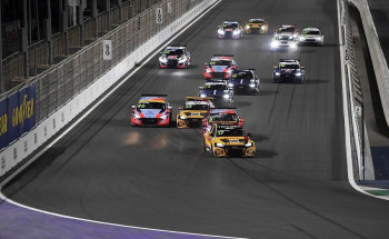 محافظ جدة يتوج الفائزين بكأس العالم للسيارات السياحية على حلبة كورنيش جدة