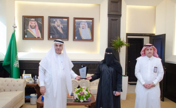 أمين الشرقية يكرم مدير عام البنية الرقمية بالأمانة لحصولها على شهادة أفضل موظف واعد بمجال التحول الرقمي على مستوى الجهات الحكومية