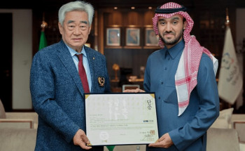 نيابة عن سمو ولي العهد.. وزير الرياضة يتسلم الحزام الشرفي للاتحاد الدولي للتايكوندو “9 دان”