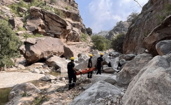 “مدني جازان” يُنقذ مخالفًا لنظام أمن الحدود سقط من علو بمنطقة جبلية