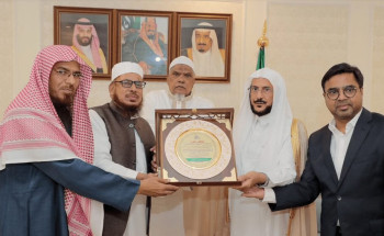 جمعية أهل الحديث المركزية في بنجلاديش تمنح درعها الرسمية لوزير “الإسلامية”