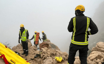 الدفاع المدني بالطائف يباشر حادث سقوط شخصَيْن بمنحدر جبلي بالشفا