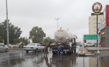 بلدية بيشة ترفع  ٣٠ ألف متر مكعب من تجمعات مياه الأمطار