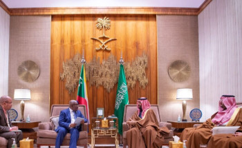 سمو ولي العهد يستقبل رئيس جمهورية القمر المتحدة ويستعرضان فرص التعاون الثنائي بين البلدين