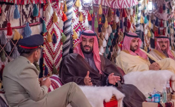 ولي العهد وقائد الجيش الباكستاني يستعرضان العلاقات الثنائية وفرص تطويرها