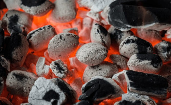 لسلامتك.. إرشادات هامة للوقاية عند استخدام الفحم والحطب