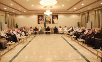 محافظ بيشة يجتمع برجال الأعمال