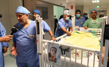 نجاح فصل التوأم السيامي العراقي “عمر وعلي” بعد عملية جراحية معقدة استغرقت 11 ساعة