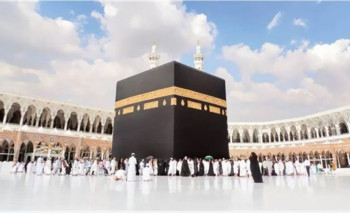 وسط منظومة خدمية متكاملة.. أكثر من نصف مليون مصلّ يؤدون الجمعة بالحرم المكي