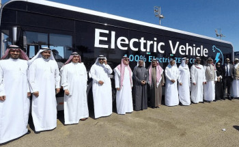 أول حافلة نقل عام كهربائية في المملكة.. تسير 300 كيلو في الشحنة الواحدة