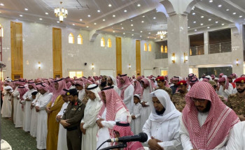 “محافظ بيشة” ينقل تعازي القيادة لأسر شهداء القطاع الشمالي للمجاهدين ببيشة