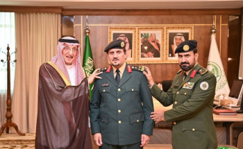 سمو أمير منطقة جازان يقلّد الحكمي والعمري رتبتيهما الجديدتين