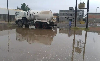 بلدية بيشة تكثّف جهودها في إزالة آثار الأمطار الغزيرة وترفع ٦٠ ألف م٣  من تجمعات مياه الأمطار