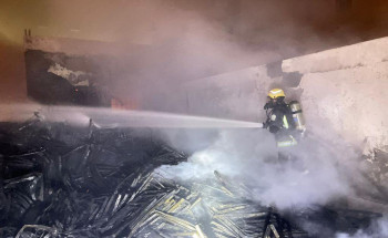 حريق يشب بمستودع في “زهرة العمرة” بمكة و”المدني” يخمده