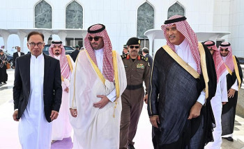 رئيس الوزراء الماليزي يغادر جدة