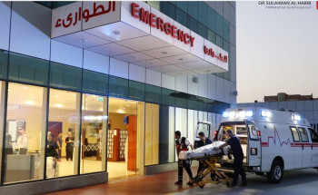 طوارئ مستشفى “سليمان الحبيب” تُنقذ عاملاً استقرت قطعة معدنية متطايرة برقبته