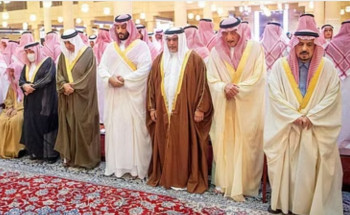 ولي العهد يؤدي صلاة الميت على الأميرة الجوهرة بنت عبدالعزيز ويشارك في مواراة جثمانها