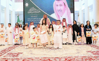 أمير منطقة الباحة يبادل أبناء شهداء الواجب والأيتام تهاني العيد ويقدم لهم عدداً من الهدايا