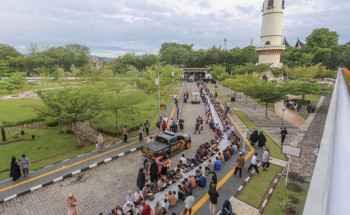 وزارة الشؤون الإسلامية تحطم الرقم القياسي بأطول مائدة إفطار أقيمت في سومطرة الغربية بطول 1200 متر ضمن برنامج خادم الحرمين الشريفين
