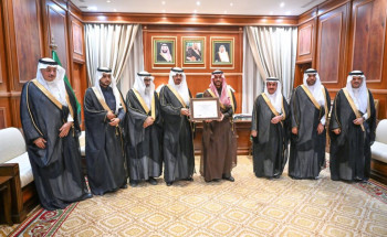 نائب أمير منطقة حائل يتسلم شهادة الإنجاز العالمي لمشروع منصة جامعة حائل للتعليم الإلكتروني والتقرير السنوي للجامعة