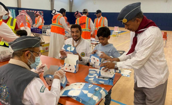قادة كشافة جمعية البر بالأحساء يوزعون وجبة إفطار الصائم على قائدي المركبات