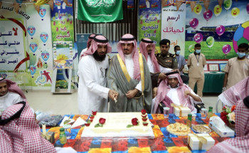 محافظ وادي الدواسر يشارك نزلاء التأهيل الشامل فرحة العيد