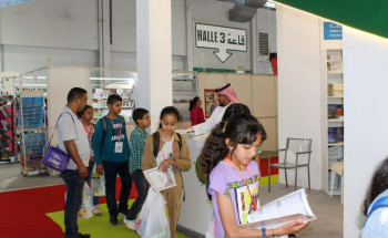 ركن “الشؤون الإسلامية” يستعرض لطلاب مدارس تونس جهود المملكة في خدمة الإسلام والعناية بكتاب الله بمعرض تونس للكتاب 37