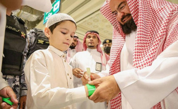 الشيخ السديس يدشِّن أجهزة رقمية لطباعة أساور للزائر الصغير بالمسجد الحرام