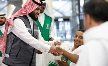 “هدية” تستقبل 35 معتمرًا من الأشخاص ذوي الإعاقة بالهدايا وماء زمزم