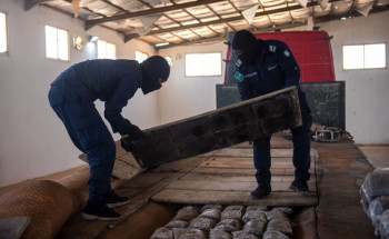 الزكاة والضريبة والجمارك في منفذ الوديعة تُحبط محاولة تهريب أكثر من 860 كيلوجراماً من “الحشيش”