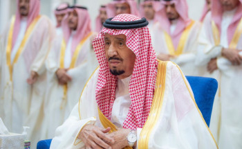 خادم الحرمين الشريفين يؤدي صلاة عيد الفطر في قصر السلام بجدة